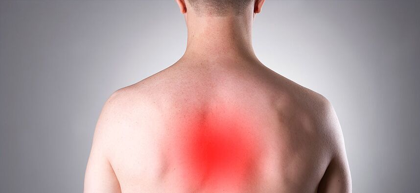 Skausmas yra pagrindinis krūtinės ląstos osteochondrozės simptomas