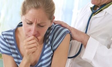 Gydytojas apžiūri pacientą, kuriam kosint smarkiai skauda pečių ašmenis