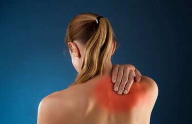 Nugaros skausmas moters pečių ašmenyse